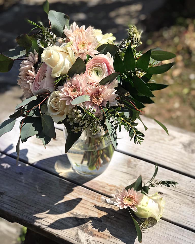 white and blush bridal bouquet and boutonniere